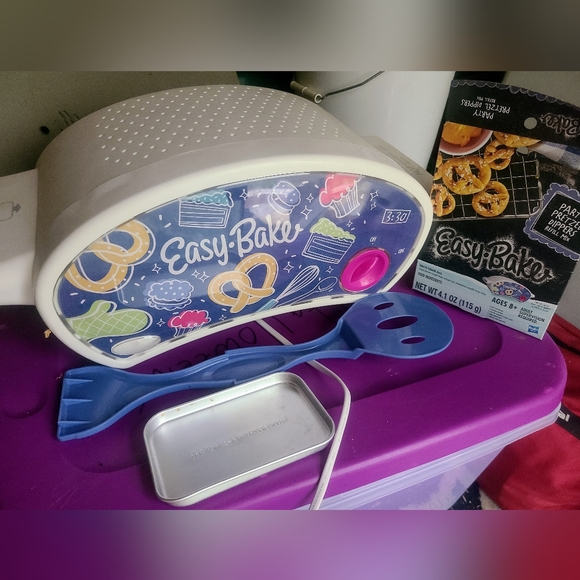 Easy Bake oven - Picture 2 of 4